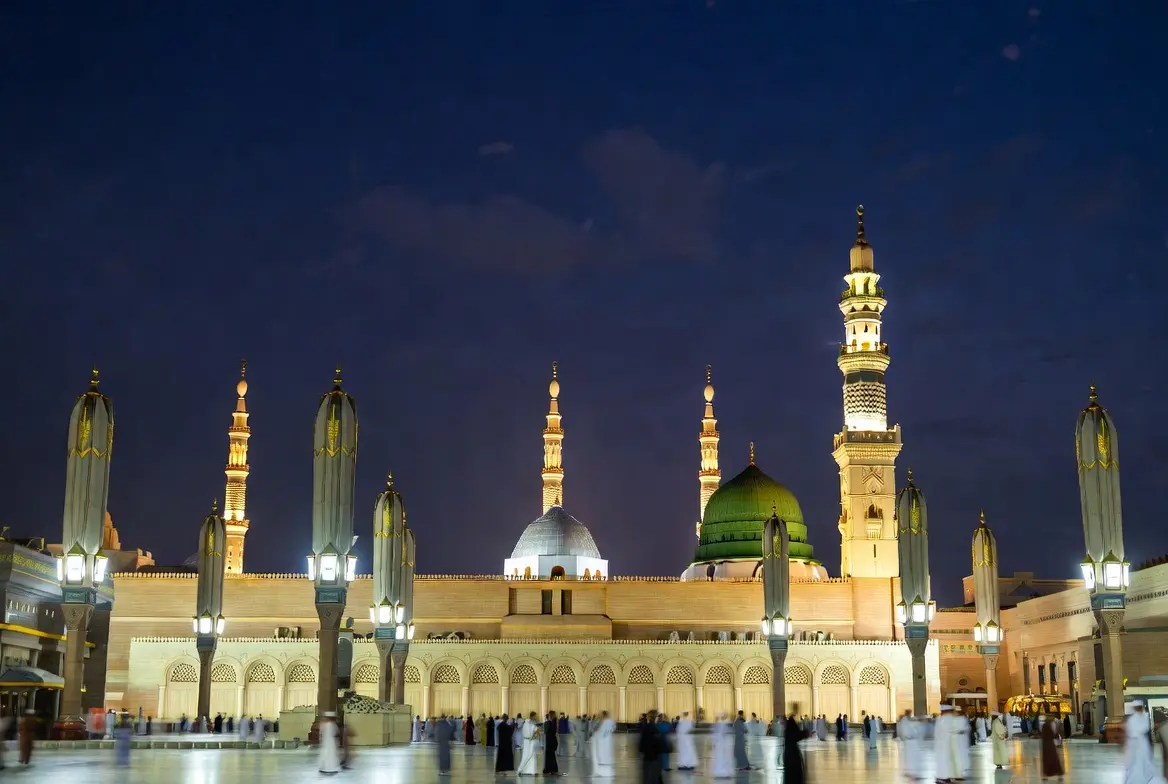 المسجد النبوي ليلاً في المدينة المنورة - رحلة زيارة المدينة من الرياض